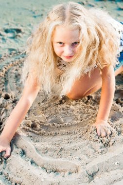 Suya yakın kum kız