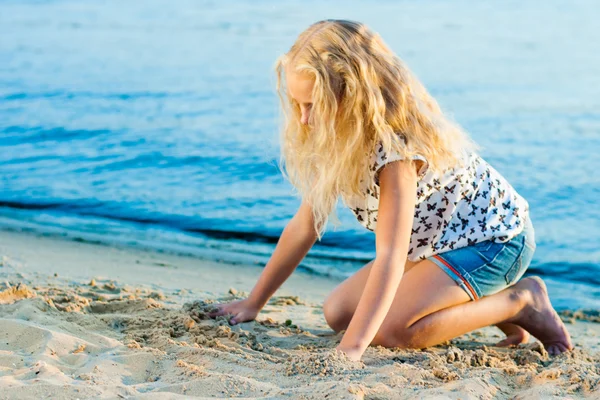Lány a homok, a víz közelében — Stock Fotó