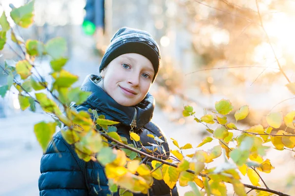 Vrouw in het najaar van buiten — Stockfoto