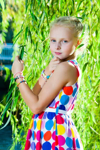 Fille près de saule arbre près de l'eau — Photo