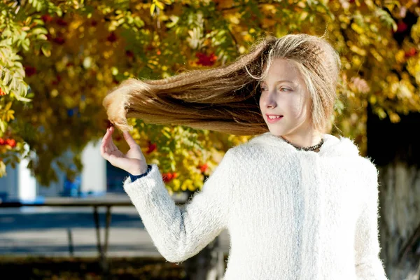 Menina com cabelo voador — Fotografia de Stock