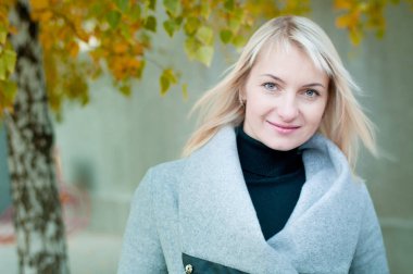 Kız açık havada sonbaharda