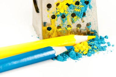 rende iki kalem sarı ve mavi yalan