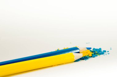 iki kalem sarı ve mavi