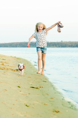 a köpek ile sahilde koşan kız