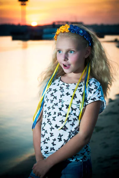 Menina fica perto da água — Fotografia de Stock