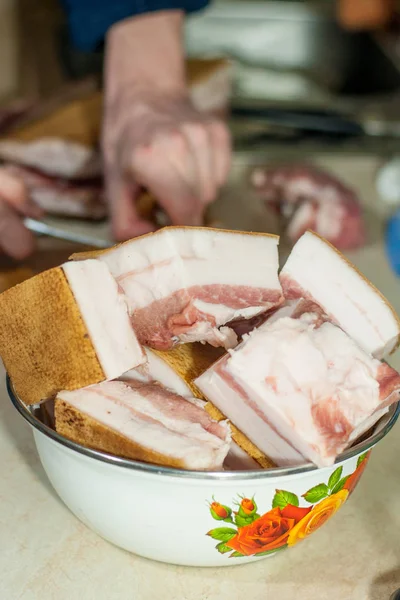 Hombre cortar la manteca de cerdo —  Fotos de Stock