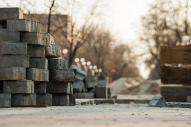 Sokakta kaldırım döşeme döşeme