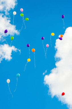 Mavi gökyüzüne karşı çok renkli balonlar