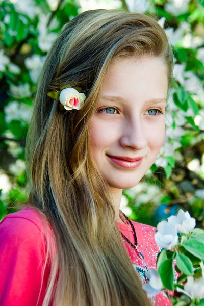 Menina no fundo de uma árvore florescente — Fotografia de Stock