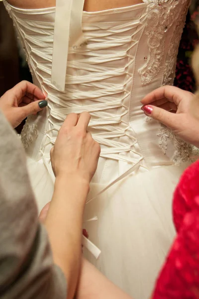 Cuerda de corsé atando en un vestido de novia — Foto de Stock