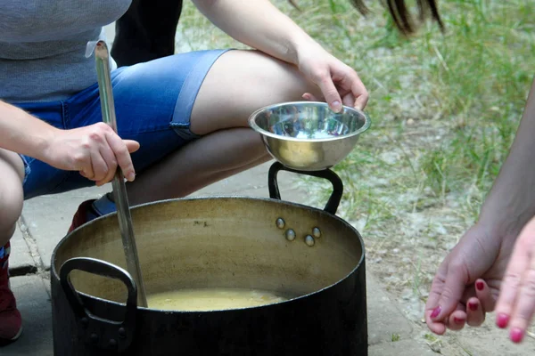 Sopa na natureza na panela — Fotografia de Stock