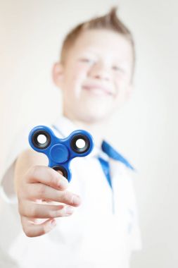 Çocuk bir spinner tutuyor