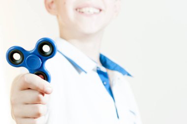 Çocuk bir spinner tutuyor