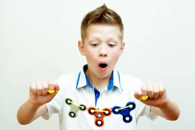 Çocuk bir ip ile üç spinners tutar.