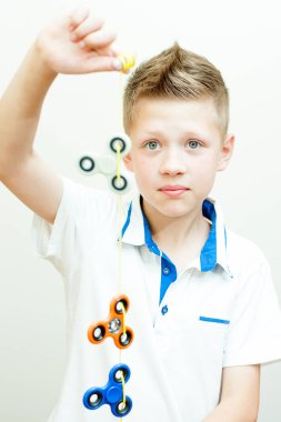 Çocuk bir ip ile üç spinners tutar.