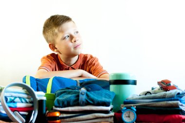 Çocuk eşyaları gezisinde toplar.