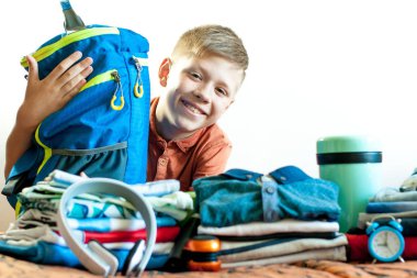 Çocuk eşyaları bir çanta ile arka plan üzerinde