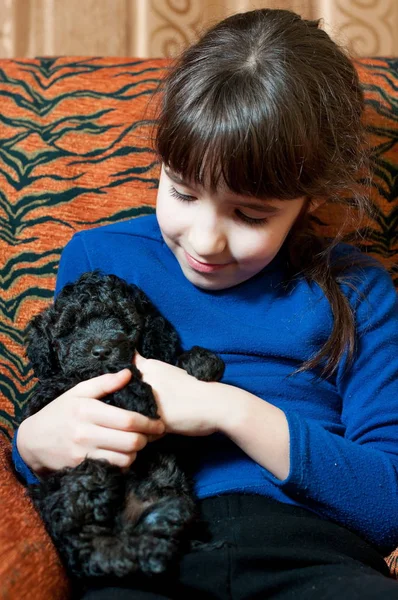 Menina com um cachorro preto — Fotografia de Stock