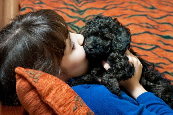 검은 강아지와 소녀 스톡 사진
