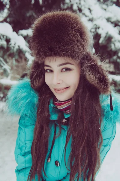 Portrait d'une jeune fille dans un parc d'hiver — Photo