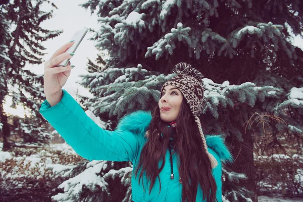 Portrait d'une jeune fille dans un parc d'hiver — Photo