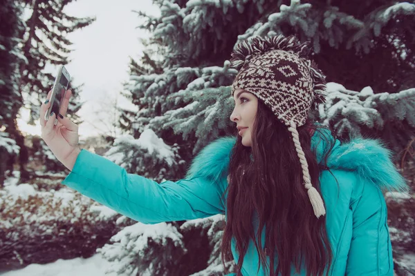 Portrait d'une jeune fille dans un parc d'hiver — Photo