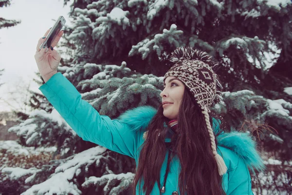 Portrait d'une jeune fille dans un parc d'hiver — Photo