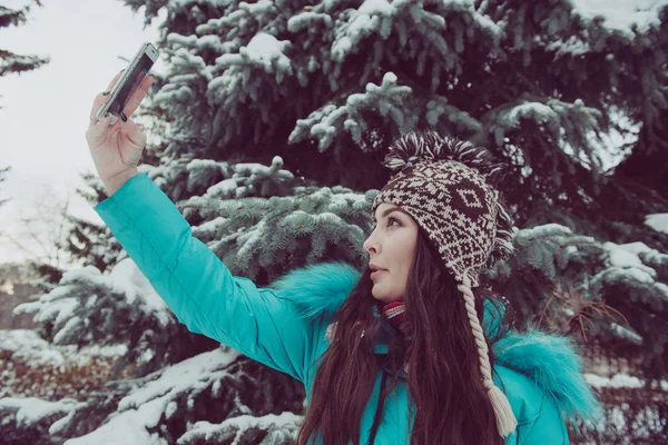 Portret van een jong meisje in een winter park — Stockfoto