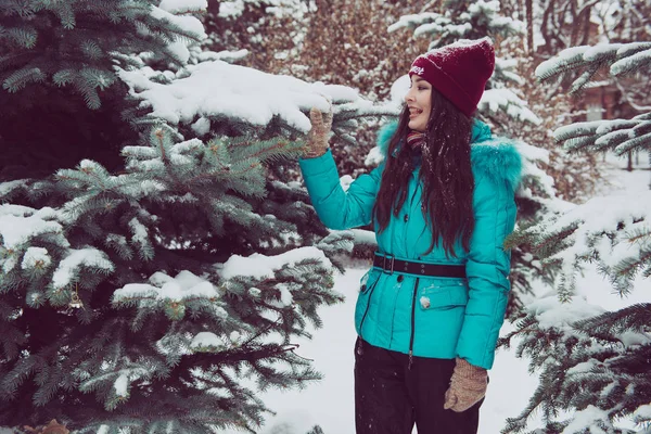 一个年轻女孩在冬季公园的肖像 — 图库照片