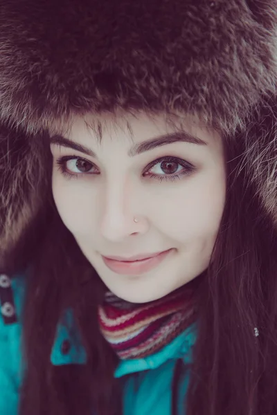 Retrato de una niña en un parque de invierno —  Fotos de Stock