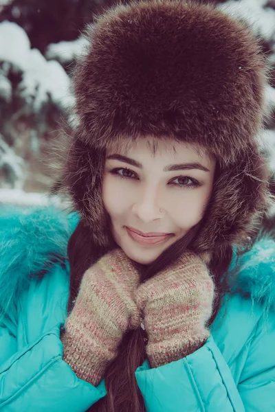 Retrato de uma jovem em um parque de inverno — Fotografia de Stock