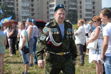 Ekaterinburg - 2 Ağustos: bir bayrak Bayramı, Rus hava saldırı birlikleri 2 Ağustos 2016 yılında Ekaterinburg sırasında yürüyüş ile seferberlik Rus paraşütçüler.
