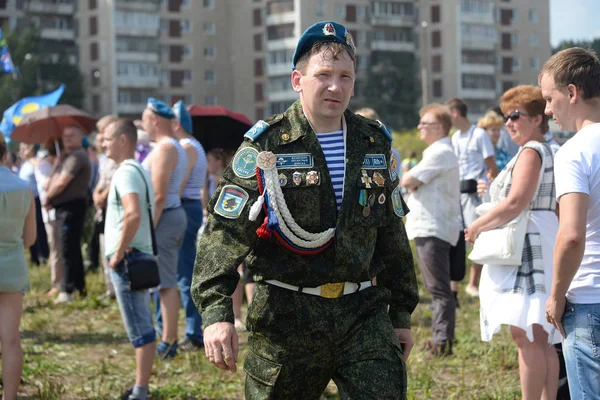 叶卡特琳堡-8 月 2 日︰ 俄罗斯伞兵复员带有旗帜走在 2016 年 8 月 2 日在叶卡特琳堡的俄罗斯空中突击部队的盛宴. — 图库照片
