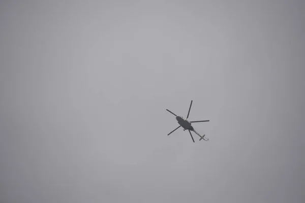 Ekaterinbourg - 2 AOÛT : Des parachutistes russes démobilisés avec un drapeau marchant pendant la fête des troupes russes d'assaut aérien le 2 août 2016 à Ekaterinbourg . — Photo