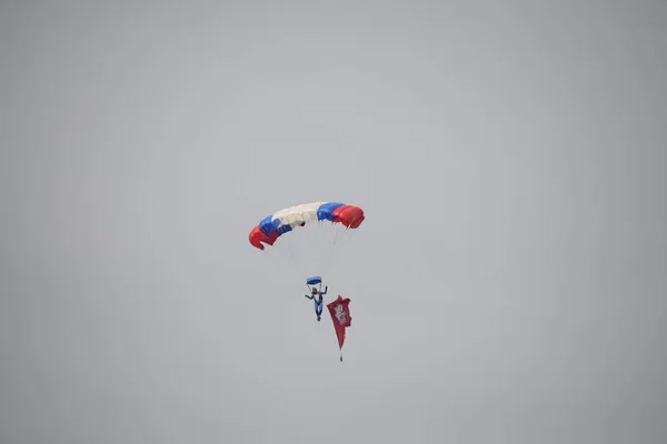 Ekaterinburg - AGOSTO 2: Paraquedistas russos desmobilizados com uma bandeira andando durante a Festa das Tropas de Assalto Aéreo da Rússia em 2 de agosto de 2016 em Ekaterinburg . — Fotografia de Stock