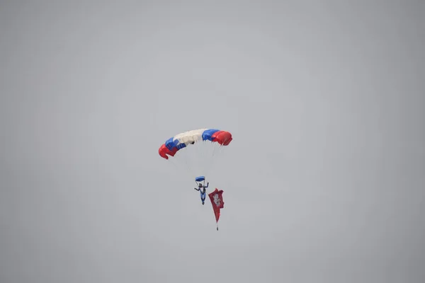 Ekaterinbourg - 2 AOÛT : Des parachutistes russes démobilisés avec un drapeau marchant pendant la fête des troupes russes d'assaut aérien le 2 août 2016 à Ekaterinbourg . — Photo