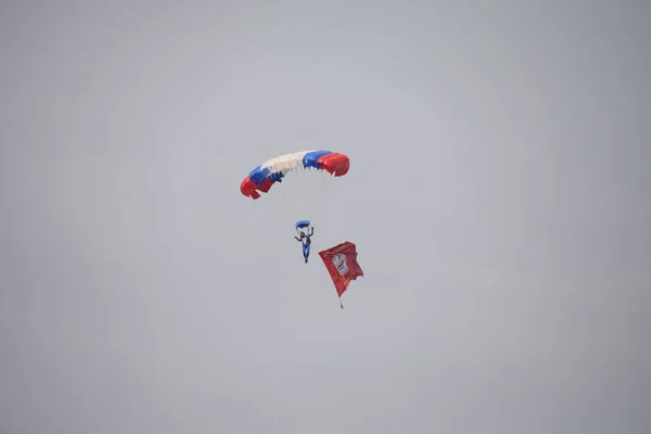 Ekaterinbourg - 2 AOÛT : Des parachutistes russes démobilisés avec un drapeau marchant pendant la fête des troupes russes d'assaut aérien le 2 août 2016 à Ekaterinbourg . — Photo