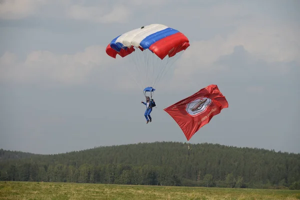 Ekaterinburg - 2 de agosto: Paracaidistas rusos desmovilizados con una bandera caminando durante la Fiesta de las Tropas de Asalto Aéreo Rusas el 2 de agosto de 2016 en Ekaterinburg . — Foto de Stock