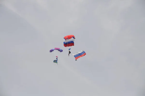 Ekaterinburg - 2. august: russische fallschirmjäger demobilisiert mit einer fahne beim fest der russischen luftstreitkräfte am 2. august 2016 in ekaterinburg. — Stockfoto