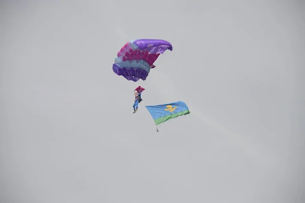 Ekaterinburg - 2 augustus: Russische parachutisten gedemobiliseerd met een vlag lopen tijdens het feest van Russische Air Assault troepen op 2 augustus 2016 in Ekaterinburg. — Stockfoto