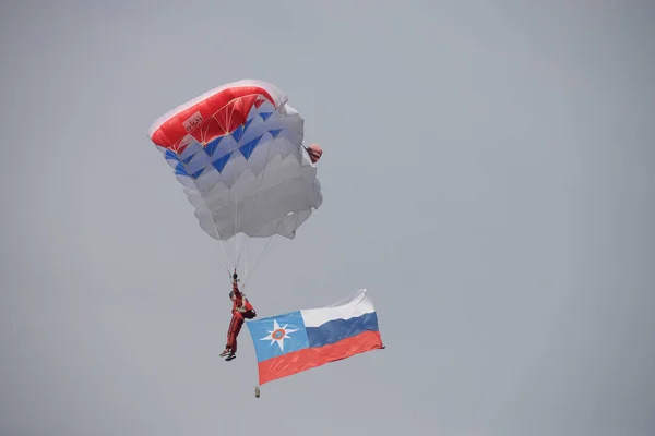 Ekaterinburg - 2. august: russische fallschirmjäger demobilisiert mit einer fahne beim fest der russischen luftstreitkräfte am 2. august 2016 in ekaterinburg. — Stockfoto