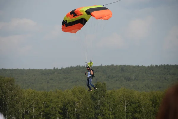 Ekaterinbourg - 2 AOÛT : Des parachutistes russes démobilisés avec un drapeau marchant pendant la fête des troupes russes d'assaut aérien le 2 août 2016 à Ekaterinbourg . — Photo