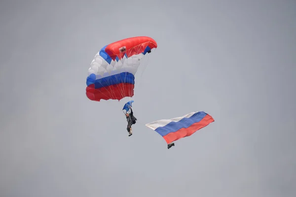 Ekaterinburg - 2 de agosto: Paracaidistas rusos desmovilizados con una bandera caminando durante la Fiesta de las Tropas de Asalto Aéreo Rusas el 2 de agosto de 2016 en Ekaterinburg . —  Fotos de Stock