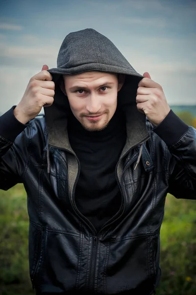 Hombre calvo retrato al aire libre.Hombre posando con chaqueta de cuero — Foto de Stock