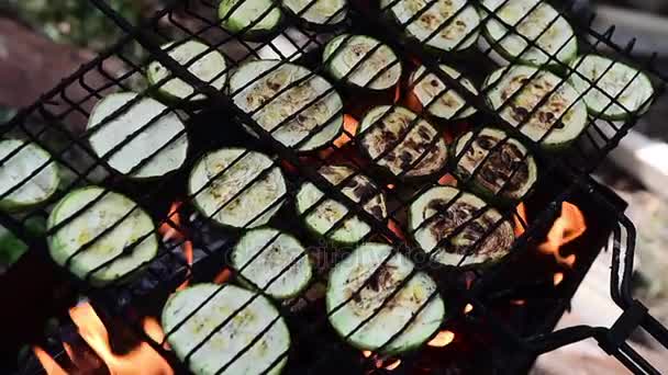 Courgette veggie op grill worden gekookt. Plantaardige courgette gegrild — Stockvideo