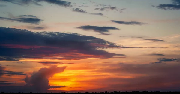 Indah Langit Oranye Gelap Kecantikan Malam Dan Awan Saat Matahari — Stok Foto