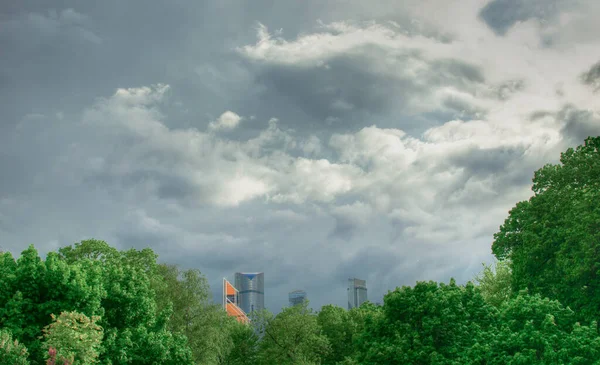 Metropolün üzerinde fırtınalı bir gökyüzü