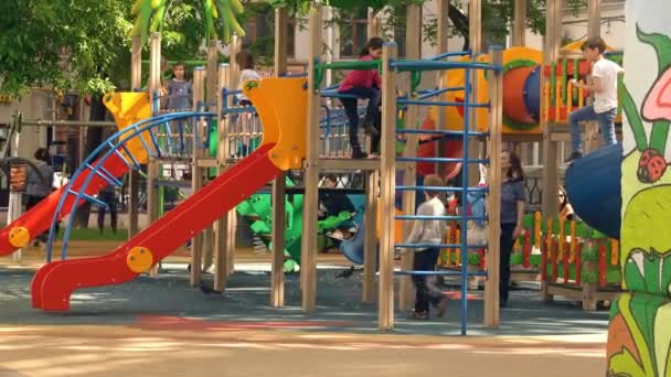 MOSCÚ, RUSIA, 25 DE MAYO DE 2016: Niños jugando en el patio de recreo en verano — Vídeo de stock