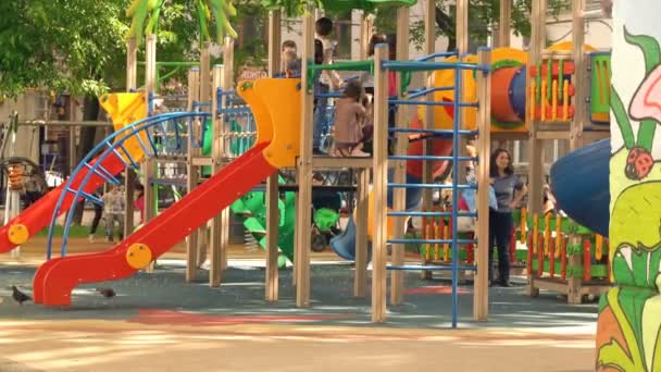 Moskau, Russland, 25. Mai 2016: Kinder spielen im Sommer auf dem Spielplatz — Stockvideo